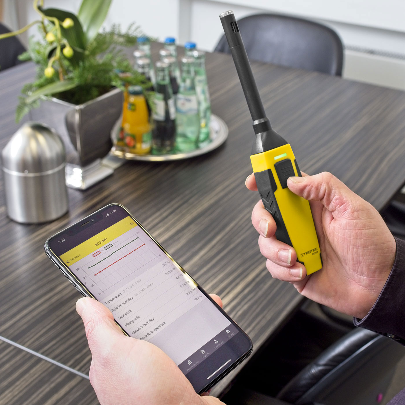 Convierta su smartphone en un teléfono aún más inteligente: medidor de  humedad de materiales con appSensor de Trotec